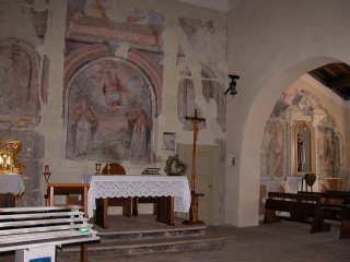 Interno della Chiesa
di San Nicola a Bassiano
(17035 bytes)